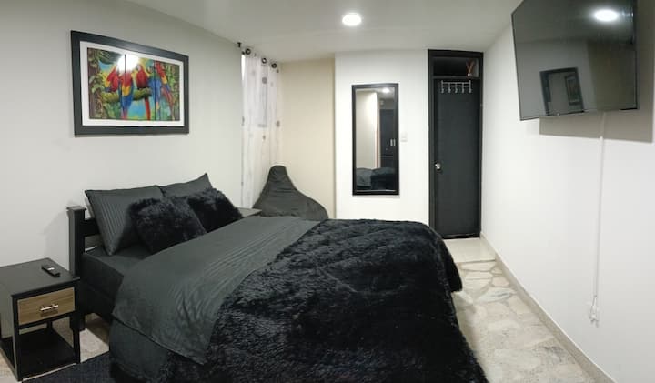 Habitación Black con cama matrimonial con cobertor termico para dos personas más baño privado con agua caliente, tv con streaming, wifi