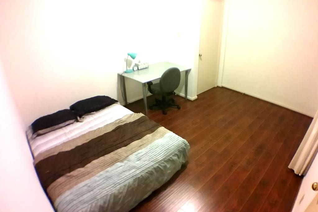 Full-sized bed, spacious room, large office desk, comfortable office chair, balcony with a wonderful garden view.