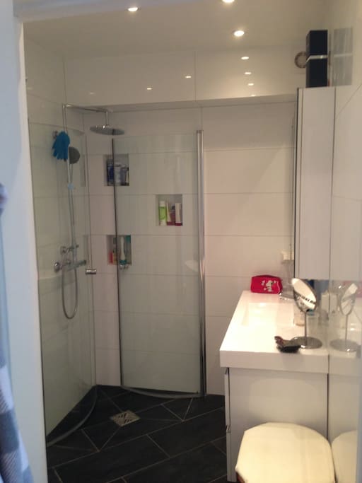 Bathroom with washing machine