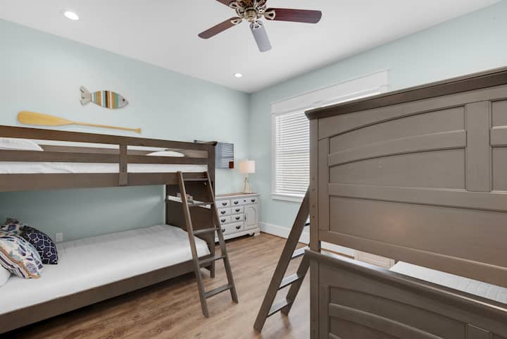 Kitanda 6 - Picha 1 - Ghorofa ya 2 Bunkroom 1 na TV iliyowekwa ukutani na bafu ya pamoja (Jack na Jill).  