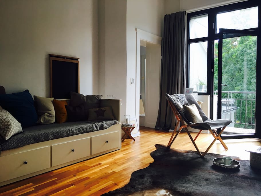Ikea auszieh- Tagesbett. Als Sofa oder als Doppelbett (1,80x2,00meter) nutzbar. Super guten Schlafcompfort.