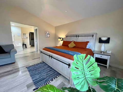 *Beautiful Views* 5Bed/3.5 Bath Sparks Lake Home