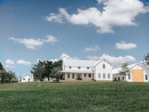 Rosalinda Farm-Party Barn and Pickleball Court