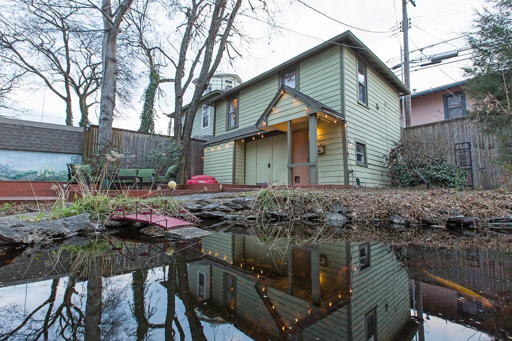 This backyard garage apartment is within walking and biking distance to downtown, parks, coffee shops, restaurants, and concerts at the BOK Center.