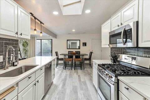 *Private Pool & Hot Tub * King Beds * Bar * Gym*
