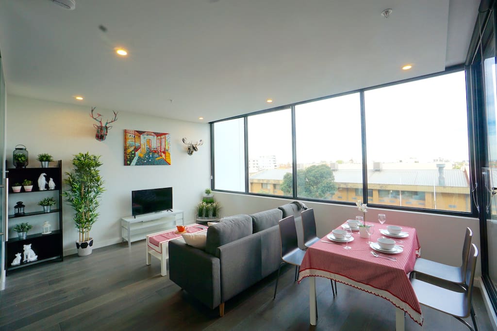 "Good location if you're not fussed about staying in the CBD. Moonee Ponds is an excellent transport hub, and as my work took me north of Tullamarine each day it was ideally situated with shops, restaurants/cafes and entertainment venues very close at hand. I was one of the first to use this brand new (June) place." - Steve *****