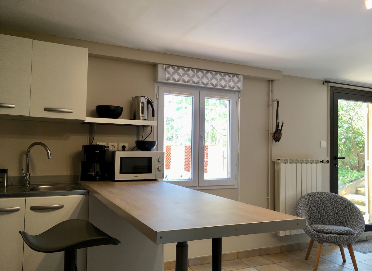 Annonce Airbnb populaire: Poolside studio à Nîmes
