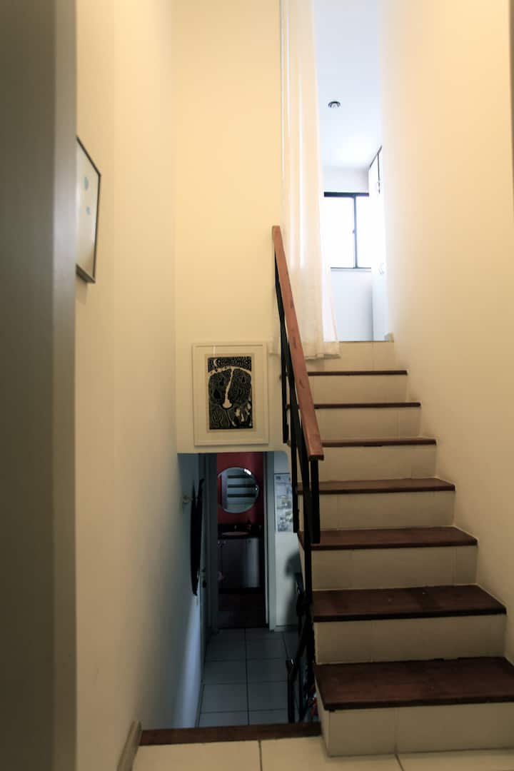 Una escalera en el dormitorio individual