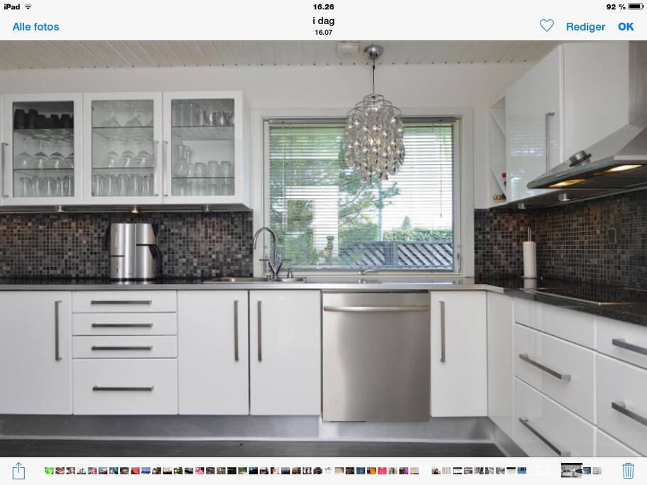 Fuld møbleret køkken med amerikansk køleskab, microbølgeovn, opvaskemaskine mm. - Fully furnished kitchen with American fridge , microwave , dishwasher mm .