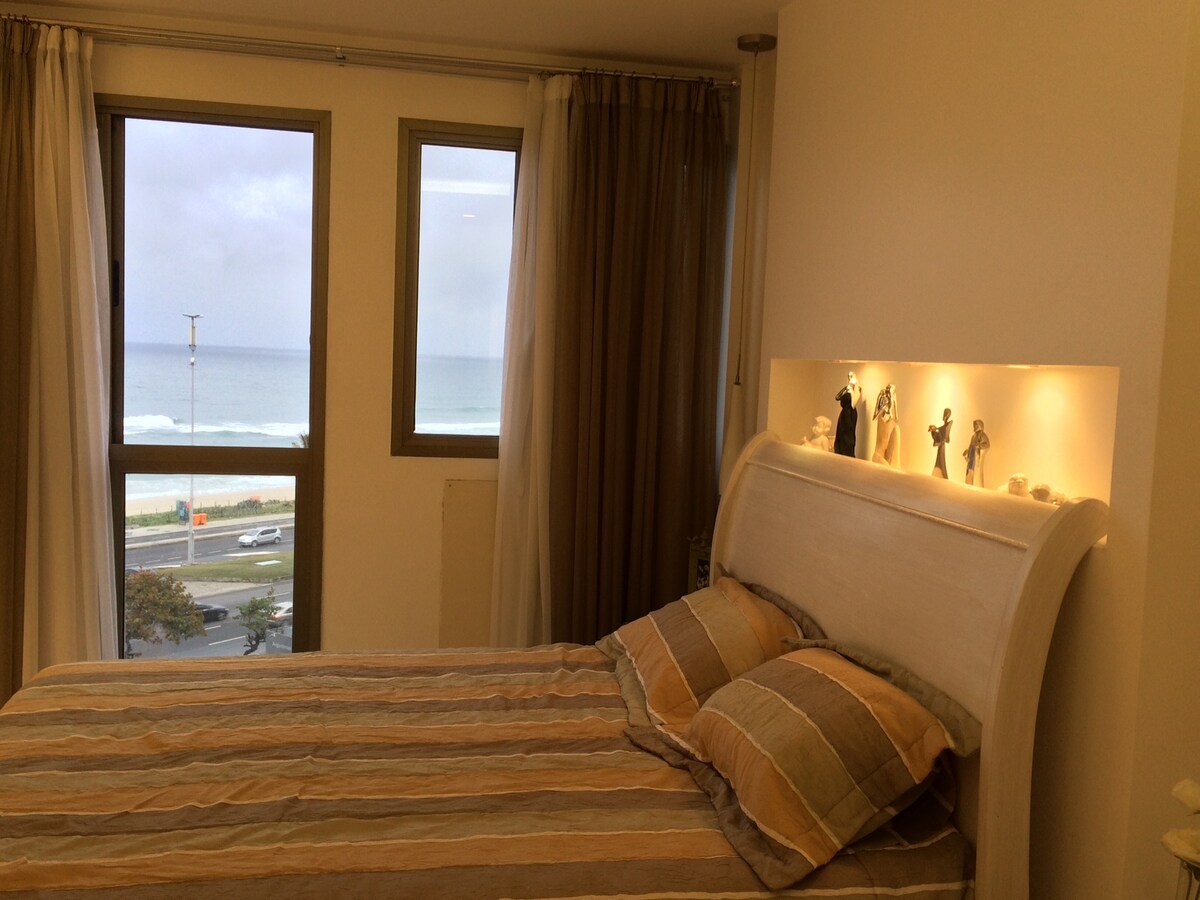 سرير بحجم كوين، تلفزيون ، مكيف هواء، إطلالة على البحر.