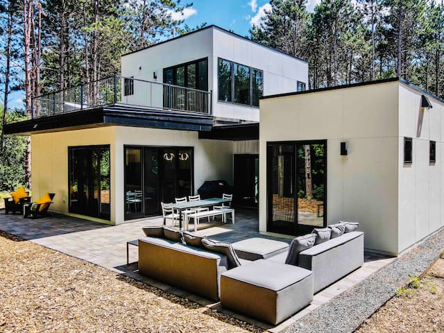 Lake House Retreat: Modern, Stylish, Arty, Fun
