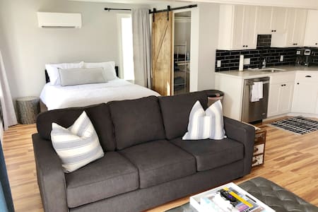 Cozy Parkside Studio - Near Downtown/Midtown