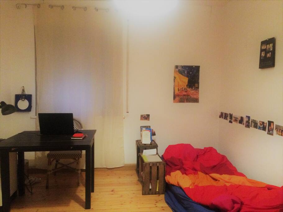 Schreibtisch und Bett