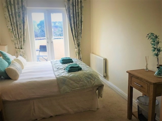 ห้องนอนเตียงใหญ่พร้อมระเบียง