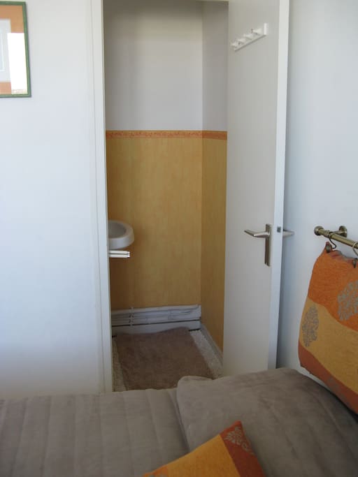 Le cabinet de toilette de la chambre
