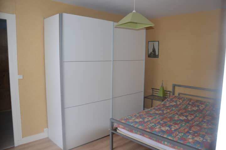 Sovrum 1: sovplats för 2 personer säng 140x190 cm