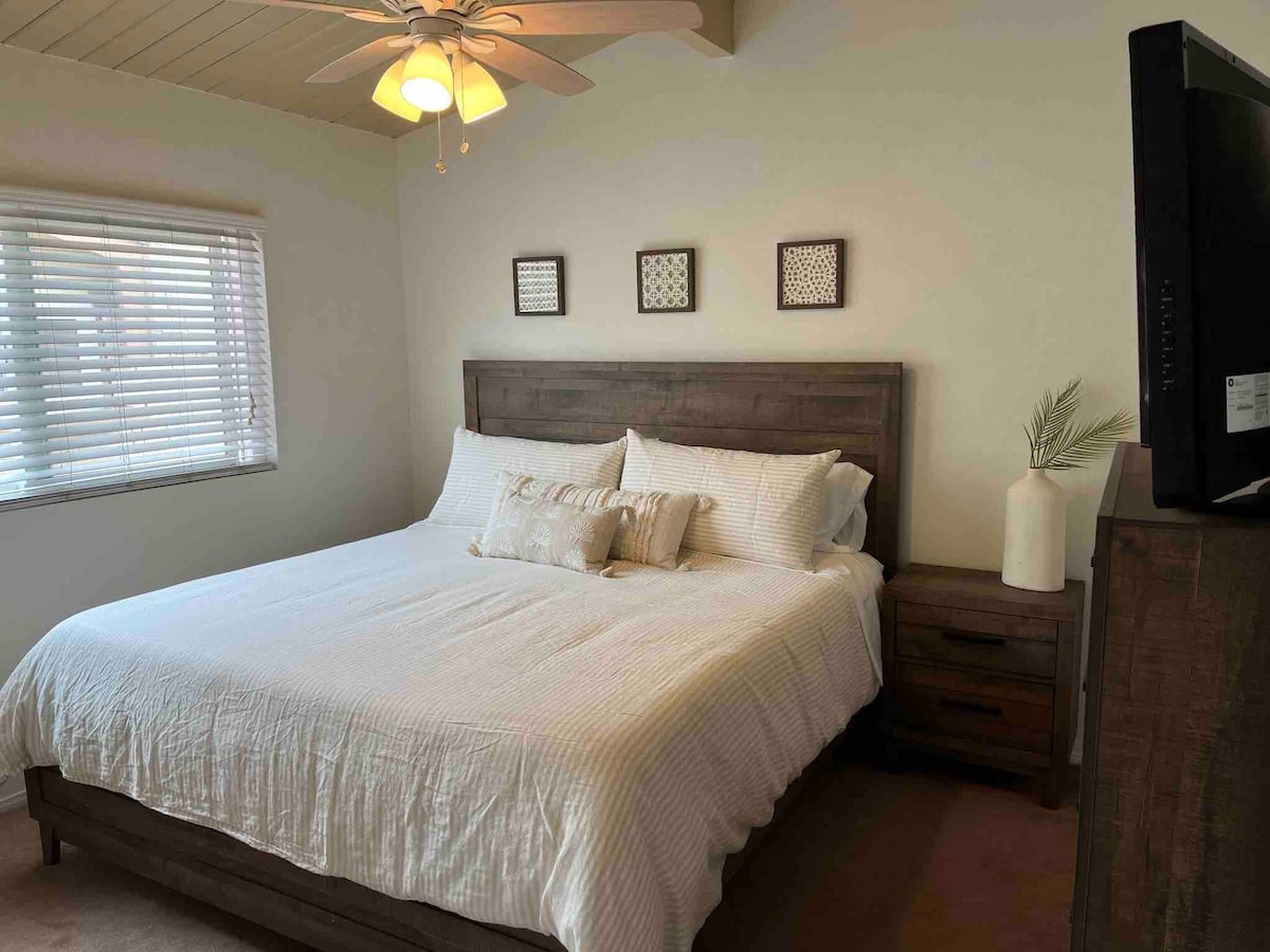 Bungalov na poschodí: bungalov na poschodí: hlavný apartmán s pripojenou kúpeľňou, priestranná manželská posteľ, inteligentná televízia, komoda, nočný stolík a veľký šatník 