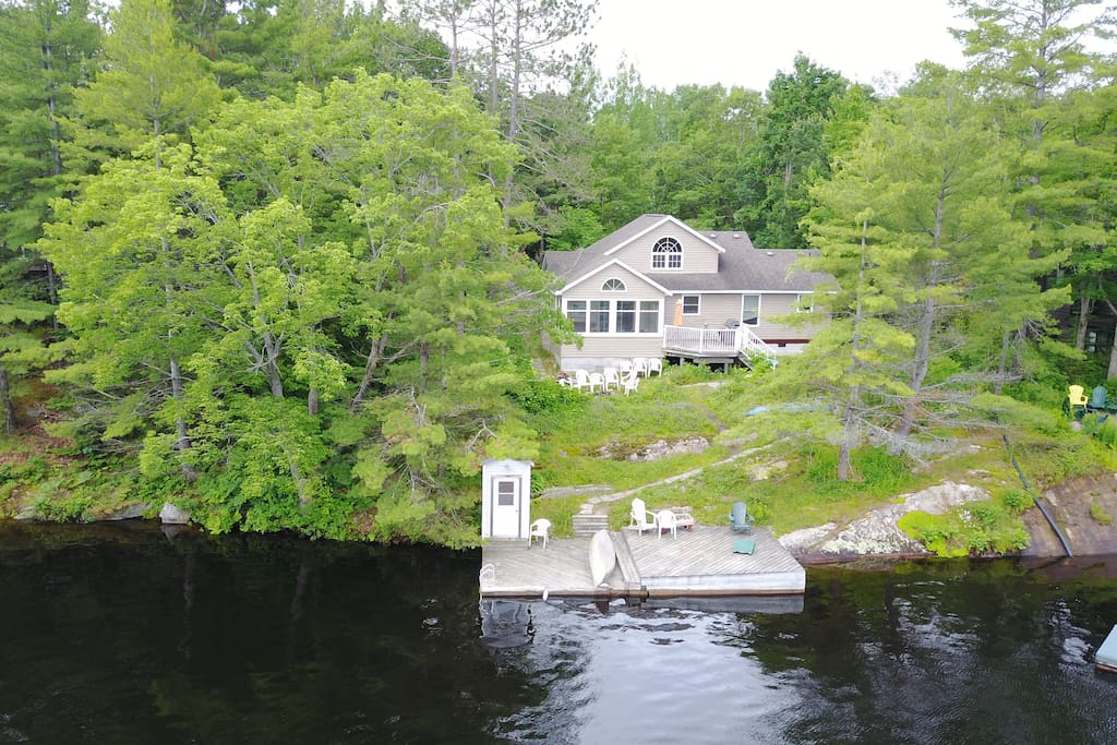 Beautiful 6 BEDROOM Muskoka Cottage Houses for Rent in Gravenhurst