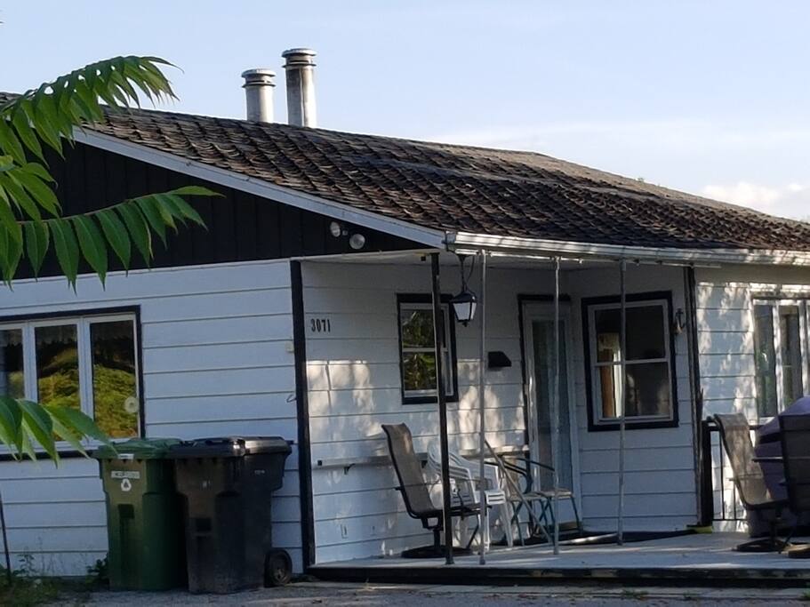 Une grande galerie avec BBQ et Balançoire