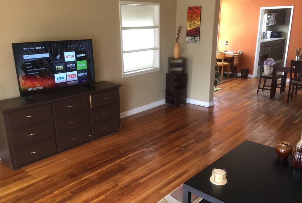 WiFi y 4K Smart Tv con Netflix, Roku e Internet.