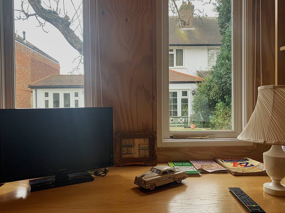 Bedview with the Television, lamp, and some London City guides.