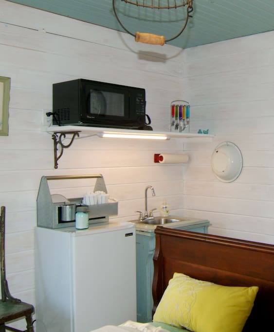 Sweet little kitchenette.
