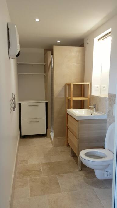 Salle de bain, douche béton ciré, table à langer, wc suspendu, rangements
