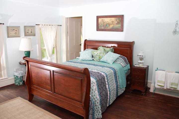 Barnard House BnB-Allegheny Room (Riverside)