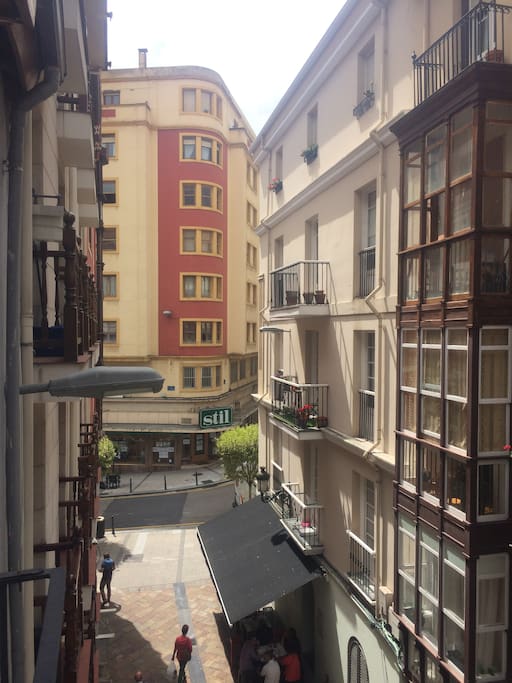 Cerca Centro Botin (P. Renzo Piano) y jardines de Pereda