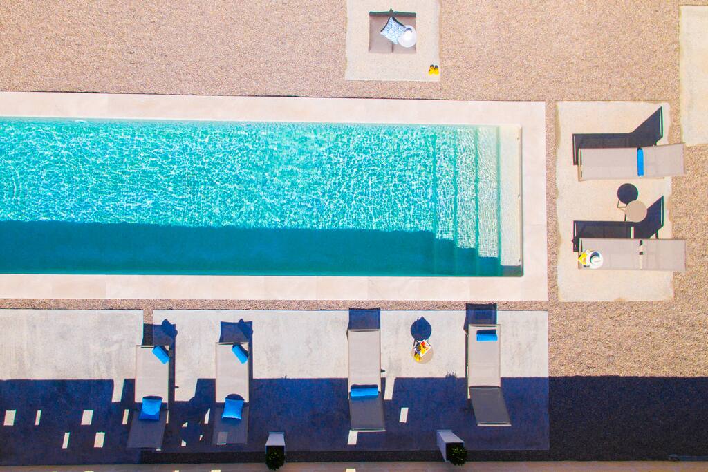 Der Pool von oben ;o) 3 Sonnenschirme sorgen für Schatten