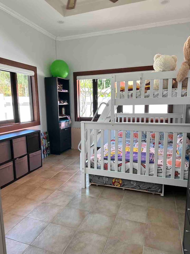 הרבה צעצועים לילדים, אמנות ומלאכת יד וספרי קריאה. 