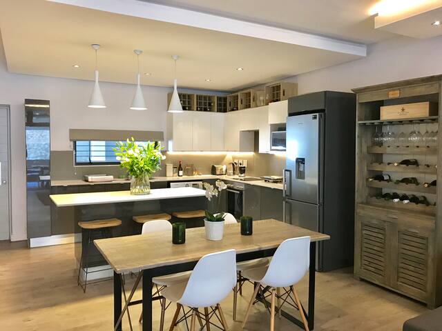 Luxurious holiday apartment with private pool. gallery image 5