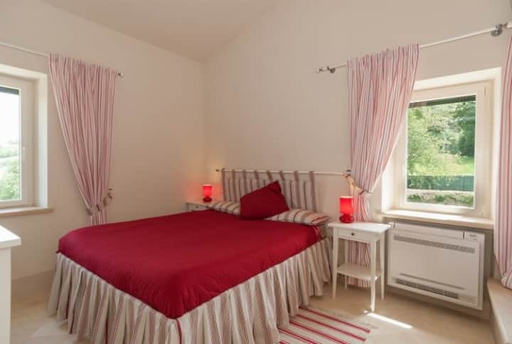 一楼的第二间卧室。
 