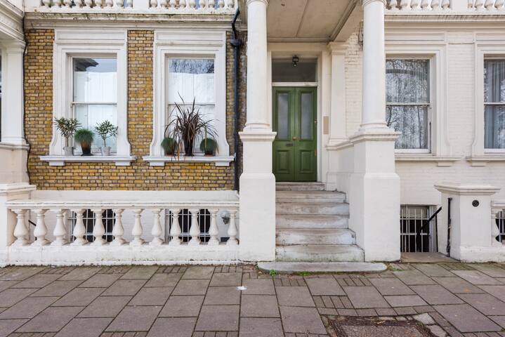 A unique elegant large garden flat Clapham Common gallery image 3