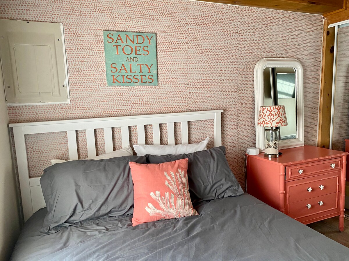 חדר שינה תחתון עם מיטת קווין סייז 