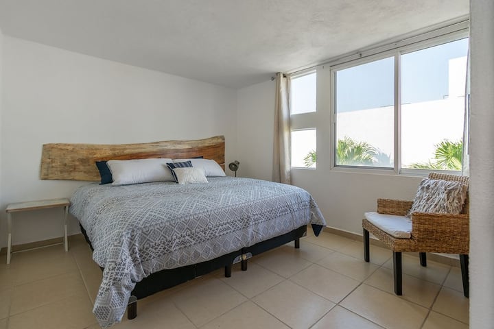 غرفة 1.
غرفة في الطابق العلوي واسعة مع سرير بحجم كينج تطل على المسبح وستائر تعتيم. تحتوي الغرفة على مروحة قاعدة.