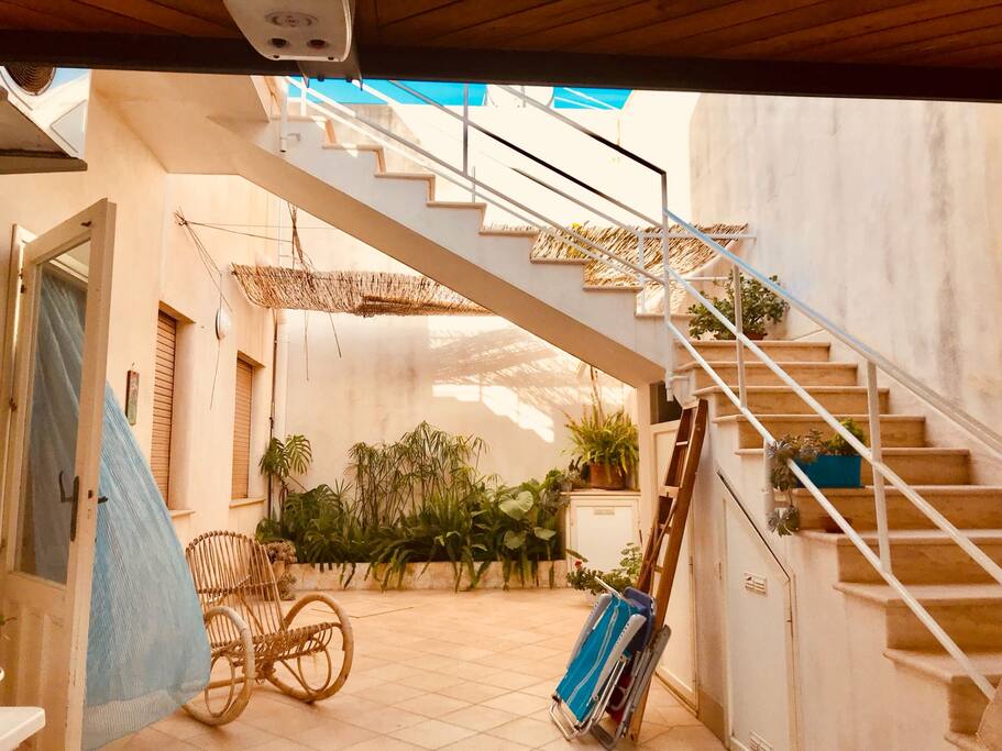 Un angolo di paradiso ricavato all'interno di uno spazioso e fiorito cortile.