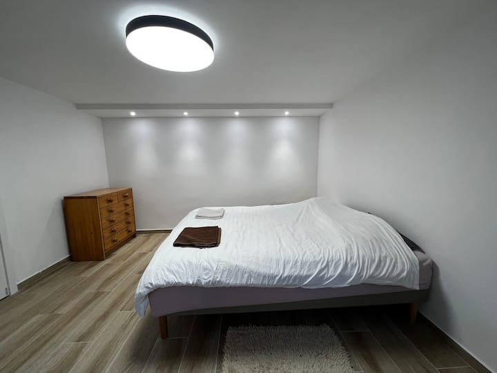 Amplio dormitorio con cama doble de 160 cm.