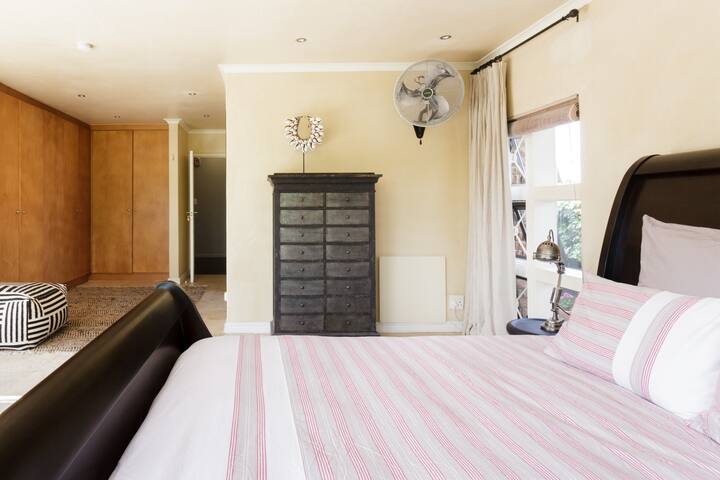 Stylish House with Shared Pool and Table Mountain Views gallery image 3