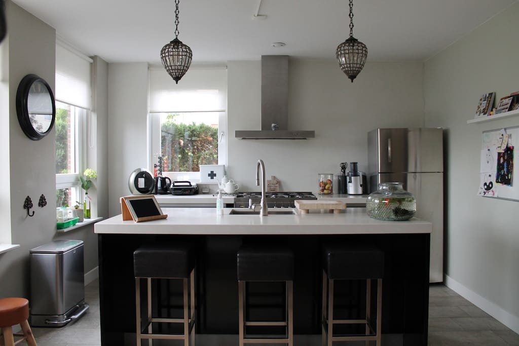 Compleet uitgeruste keuken met luxe fornuis, magnetron en vaatwasser.
