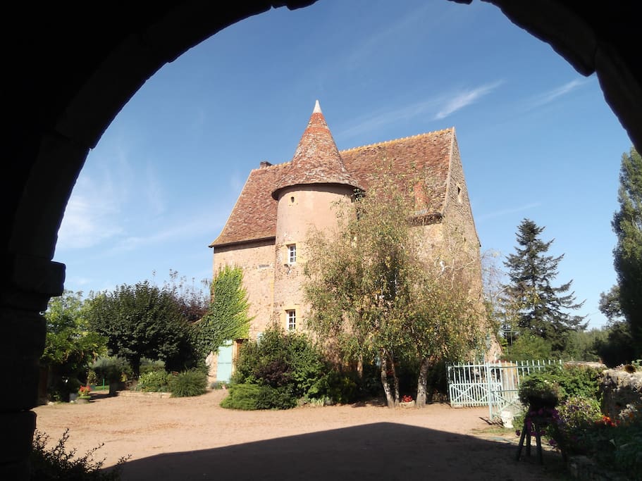 Une grande cours fermée (est)