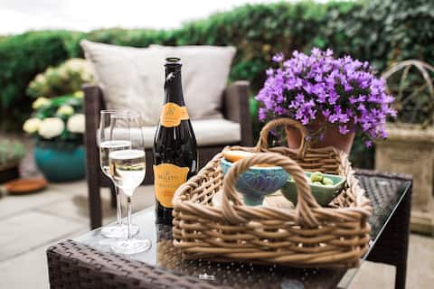 Woodend Cottage
Stylish, idyllic getaway