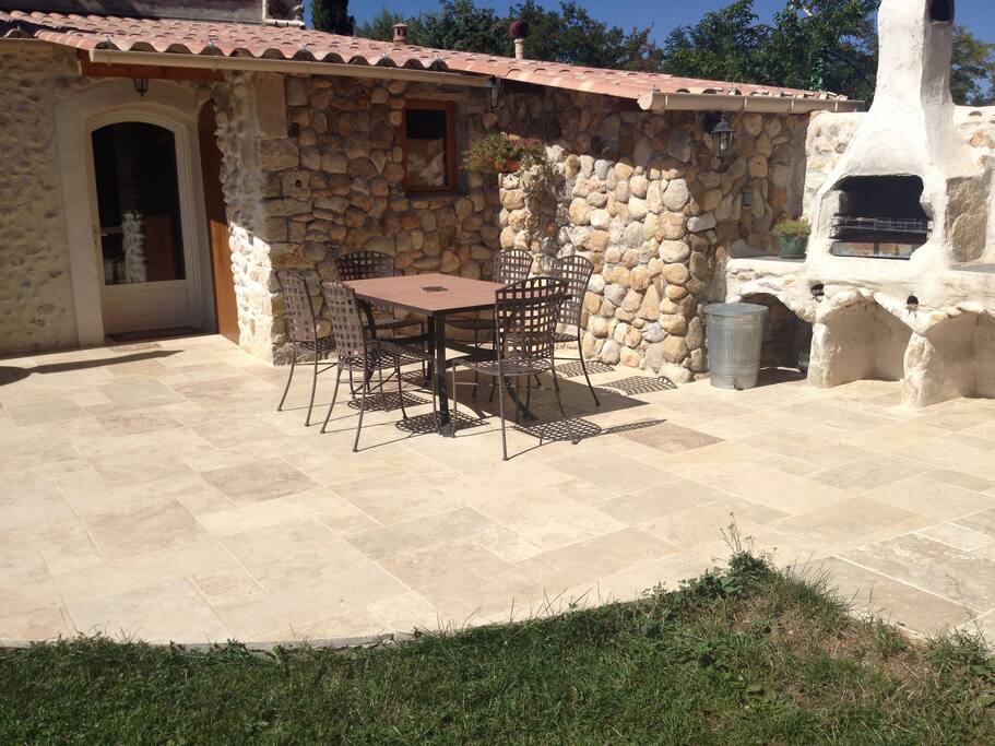Terrasse du gîte avec barbecue