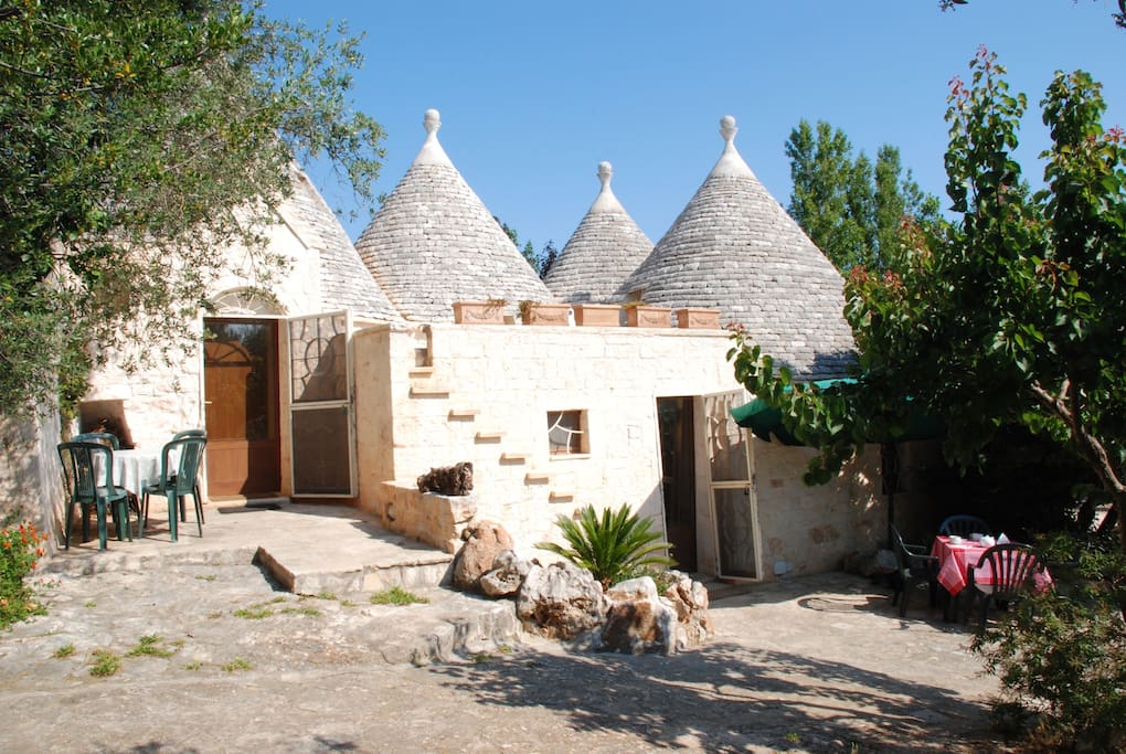 altra veduta dei trulli, a destra l'ingresso alle stanze B and B - the house, on the right the B and B entrance
