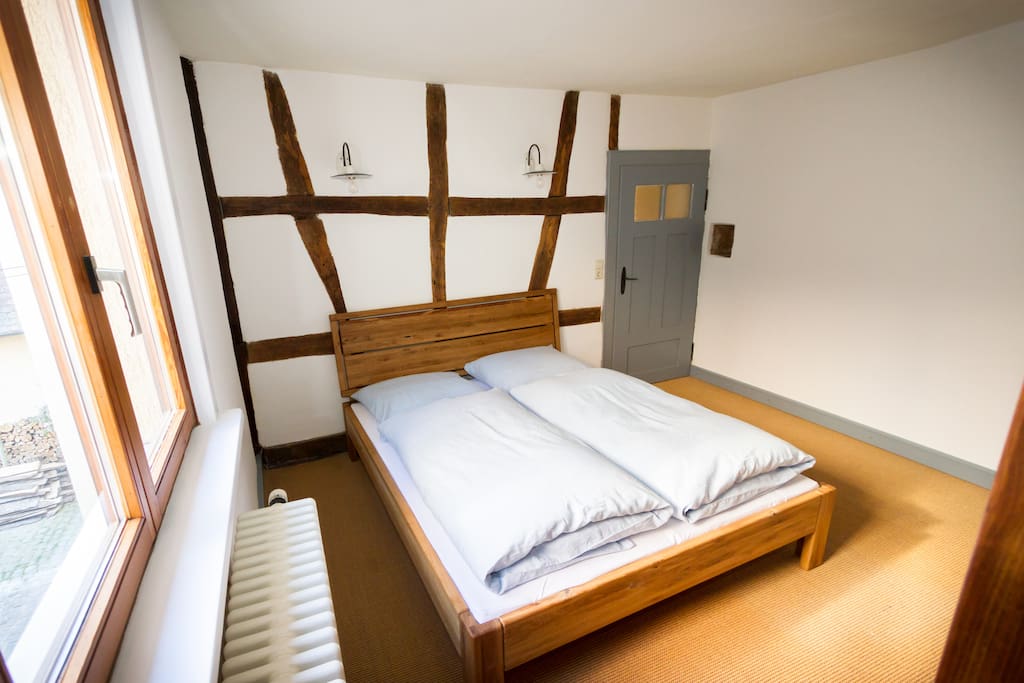 Schlafzimmer mit Doppelbett