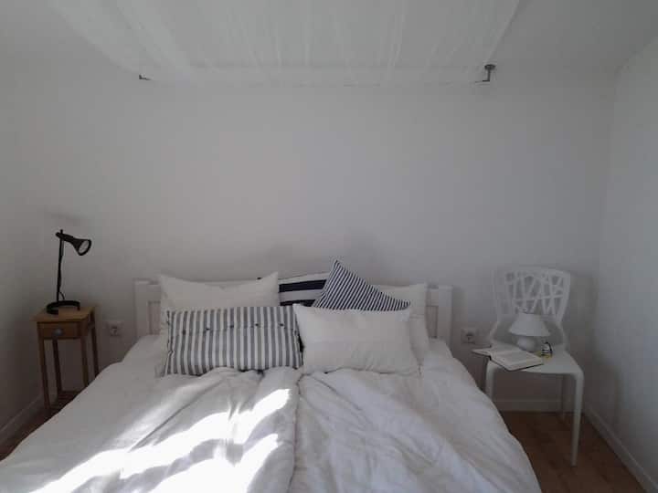 Schlafzimmer im NORDIC Apartment mit Doppelbett 160x200