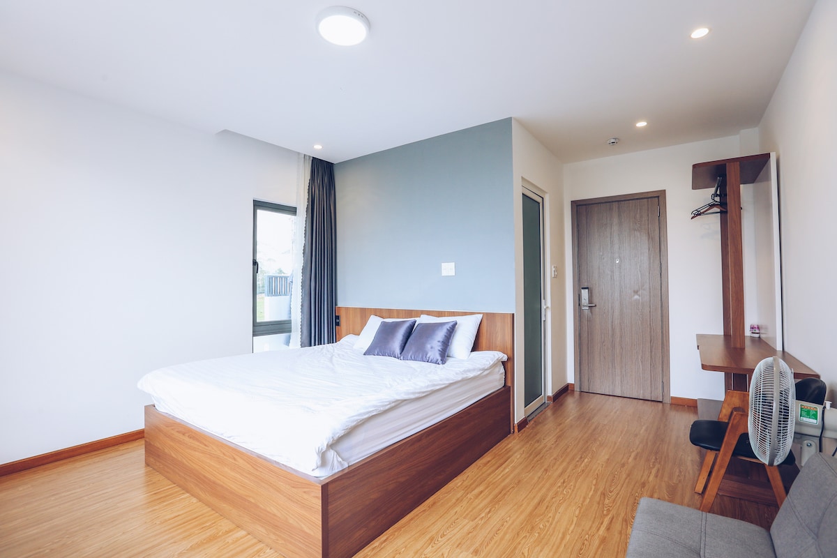 Vlastná spálňa s manželskou posteľou (2,0 x 8 m)