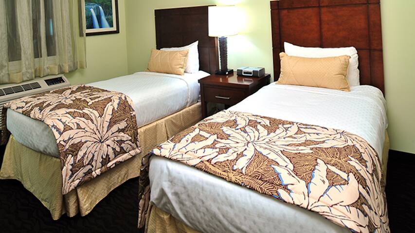 OCEAN FRONT 2-Bedroom Apt w/ Full Kitchen! gallery image 4