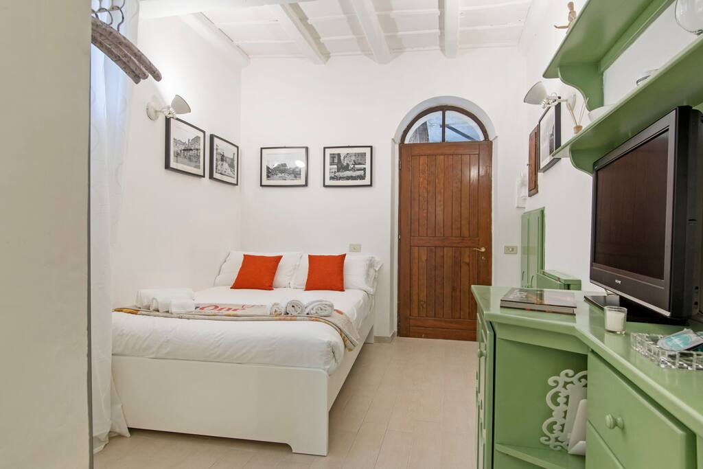 letto e porta d'ingresso visto dall'angolo cucina