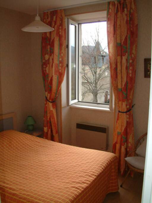 chambre avec un lit double, vue sur la cour